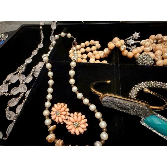 8pc Unsigned Fashion Jewelry Lot – Necklaces, Bracelets, Rings, Earrings - Picture 4 of 5